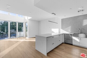 2000 Beachwood Dr in Los Angeles, CA - Building Photo - Building Photo