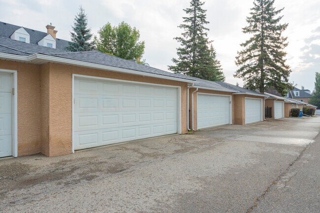 4231 Passchendaele Rd SW in Calgary, AB - Building Photo - Building Photo