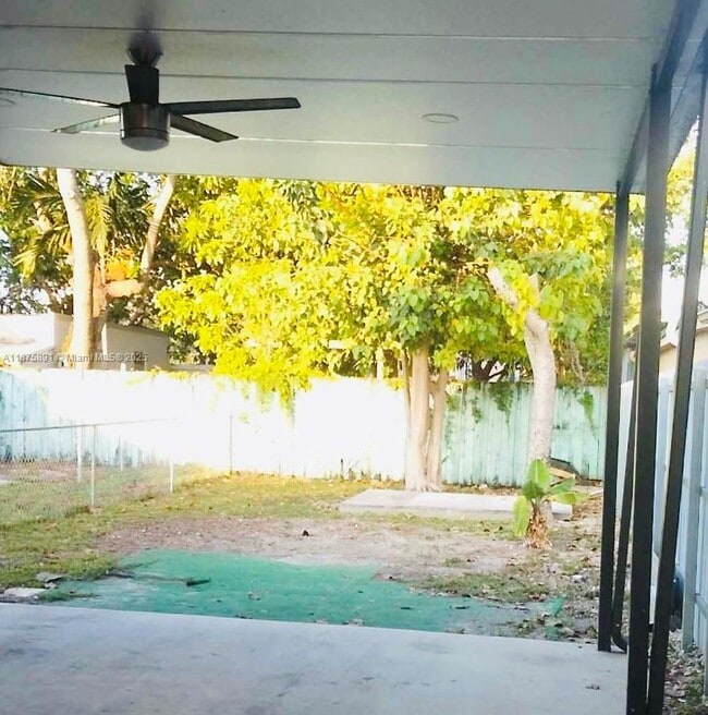 621 NW 23rd Pl in Miami, FL - Foto de edificio - Building Photo