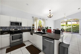 7673 NW 19th St in Pembroke Pines, FL - Foto de edificio - Building Photo