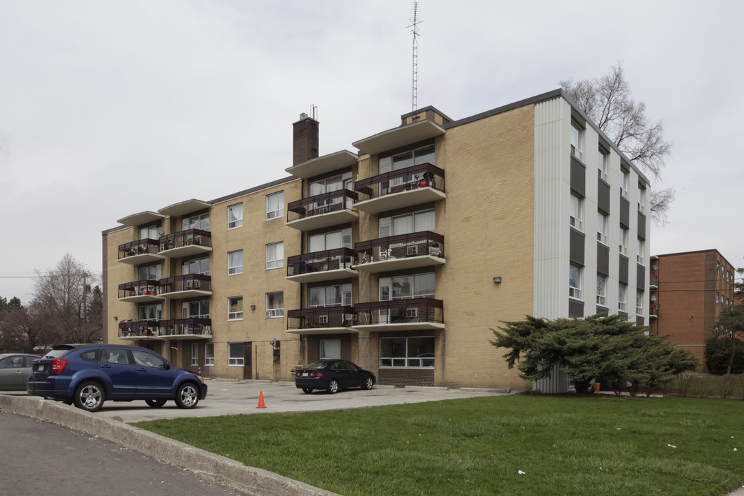 300 Finch Ave W in Toronto, ON - Building Photo