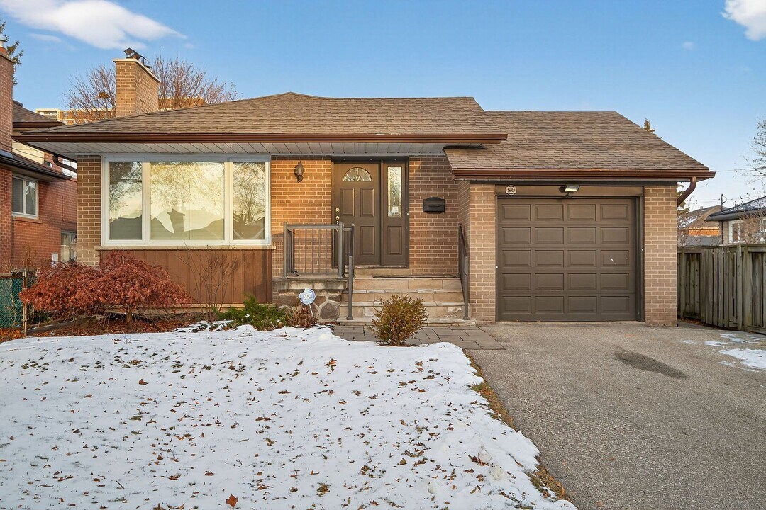 80 Guernsey Dr in Toronto, ON - Building Photo