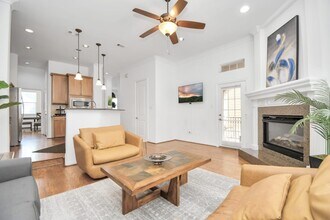 5625 Dolores St in Houston, TX - Building Photo - Building Photo