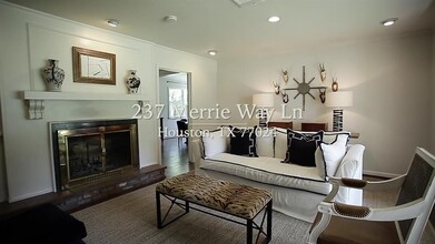 237 Merrie Way Ln in Houston, TX - Building Photo - Building Photo