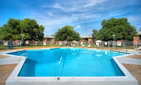 Country Club Apartments in Hampton, VA - Foto de edificio - Building Photo