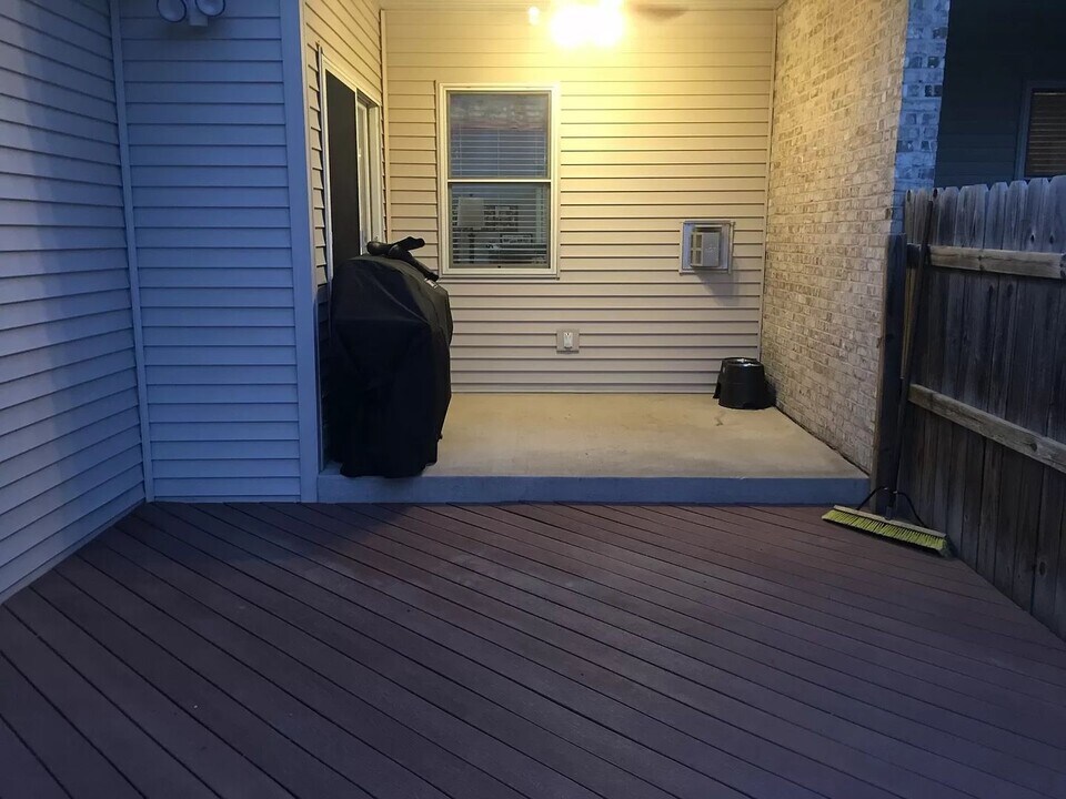 82 Sunkist Dr in Sherman, IL - Building Photo