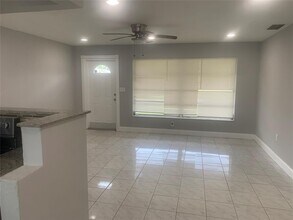 2761 NW 69th Ave in Sunrise, FL - Foto de edificio - Building Photo