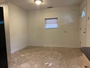 2858 W Lyndale St, Unit 1 in Chicago, IL - Foto de edificio - Building Photo