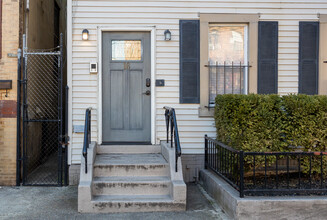 16 Coles St in Jersey City, NJ - Building Photo - Building Photo