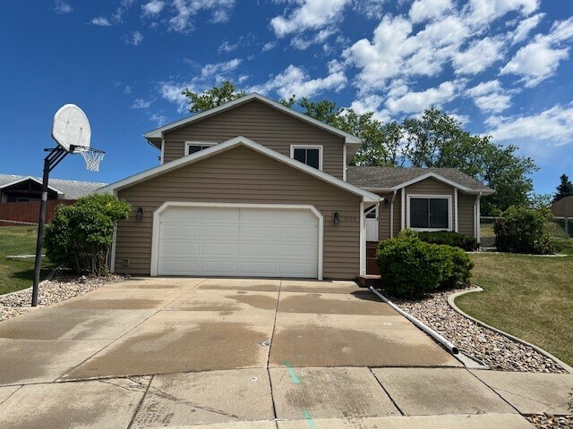 1028 Park Hill Ct in Rapid City, SD - Building Photo
