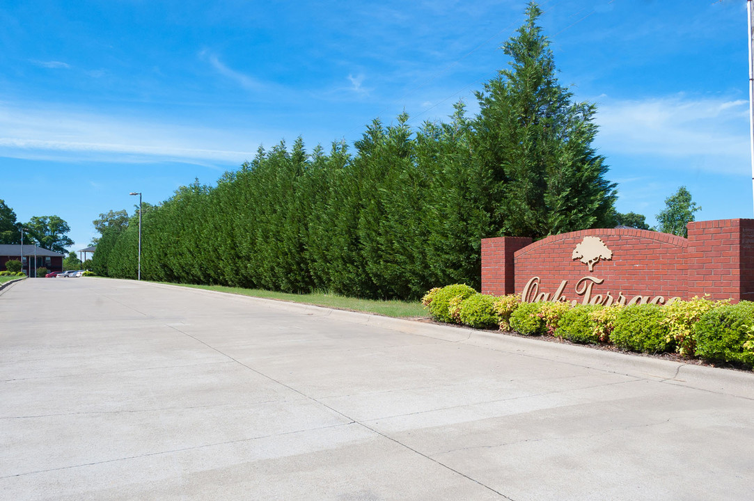 Oak Terrace Apartments in Florence, AL - Building Photo