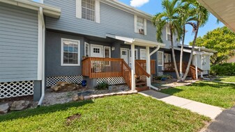 6132 Lakefront Dr in Ft. Myers, FL - Building Photo