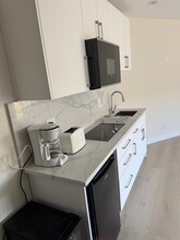 2303 Pennerton Dr, Unit 1 in Glendale, CA - Foto de edificio - Building Photo