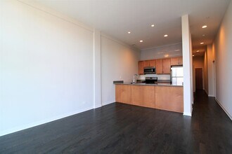 1540 W Fullerton Ave, Unit 305 in Chicago, IL - Building Photo - Building Photo