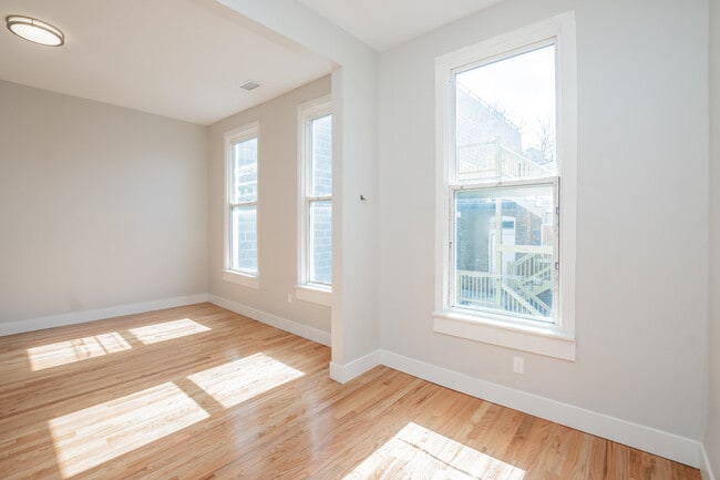 2112 W Roscoe St in Chicago, IL - Building Photo - Building Photo