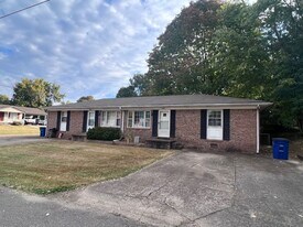 402 Parrish St in Martin, TN - Building Photo