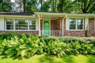 2038 S Akin Dr in Atlanta, GA - Building Photo - Building Photo