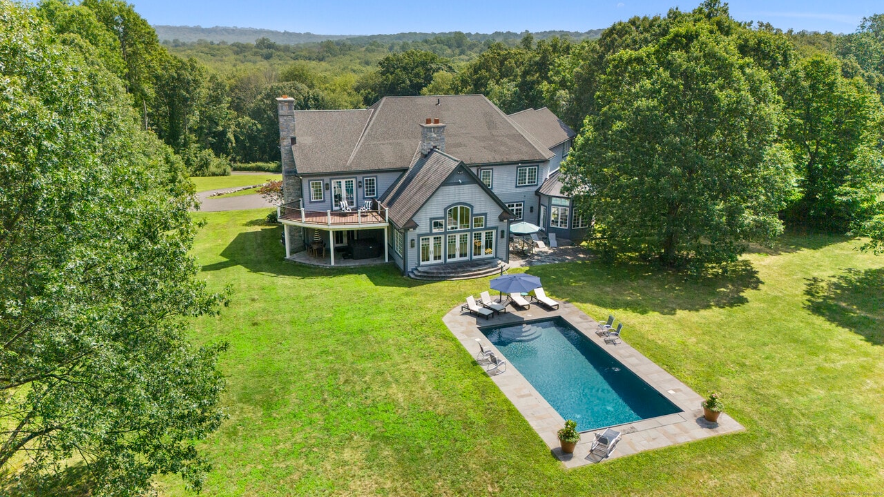 85 Banks Rd in Easton, CT - Building Photo