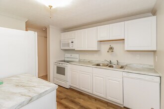 10004 Fernhaven Ct in Cincinnati, OH - Foto de edificio - Building Photo