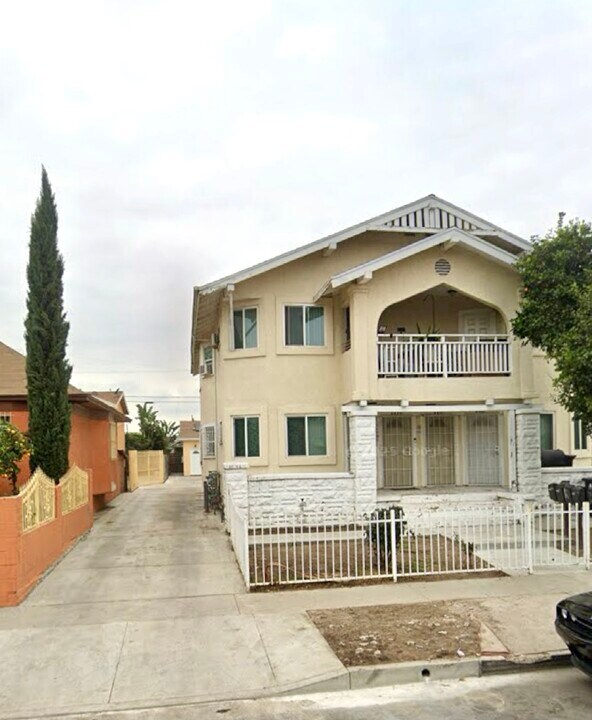 4433 3/4 Towne Ave in Los Angeles, CA - Building Photo