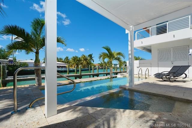 7700 Tatum Waterway Dr-Unit -201 in Miami Beach, FL - Building Photo - Building Photo