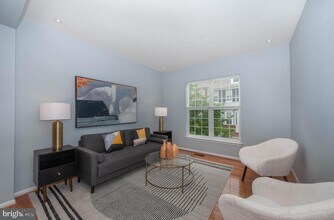 8067 Nicosh Cir Ln in Falls Church, VA - Foto de edificio - Building Photo