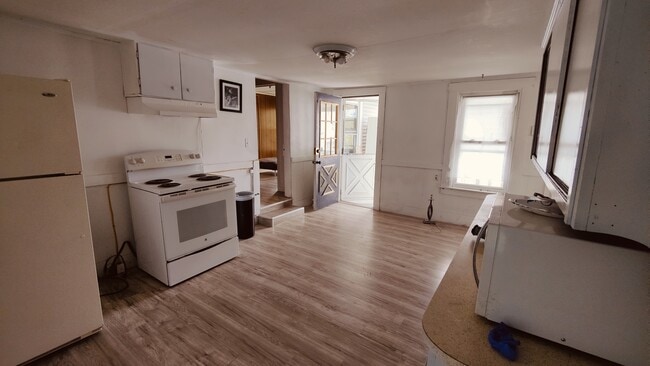 206 Lowell St, Unit Apt 2 in Manchester, NH - Building Photo - Building Photo