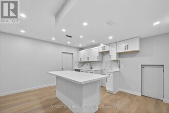 19 Candis Dr in Toronto, ON - Building Photo - Building Photo