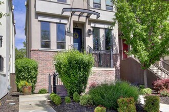 3305 Crocker Dr in Sacramento, CA - Building Photo - Building Photo