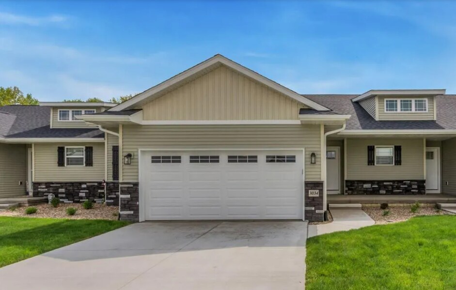 3034 Sherwood Dr, Unit 3034 in Marion, IA - Foto de edificio
