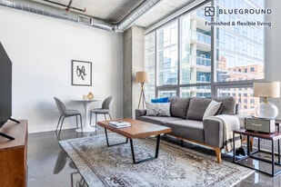 108 W Chicago Ave in Chicago, IL - Building Photo