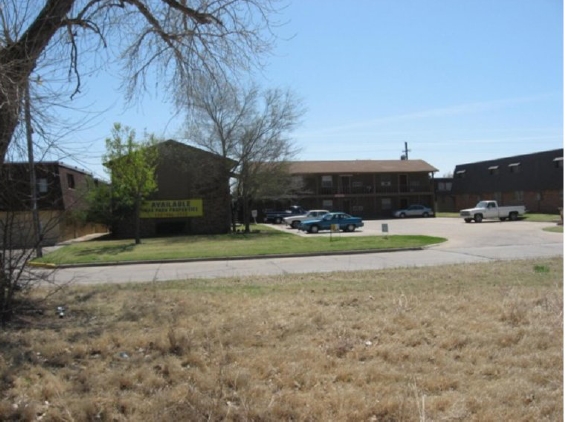 Maple Apartments in Lawton, OK - Building Photo