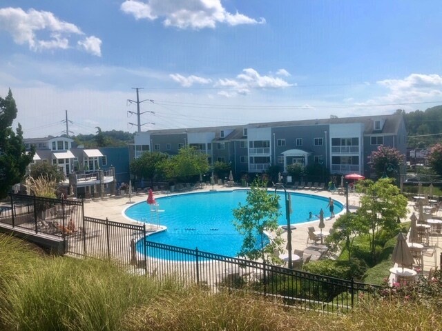 4149 S Four Mile Run Dr, Unit 304 in Arlington, VA - Building Photo