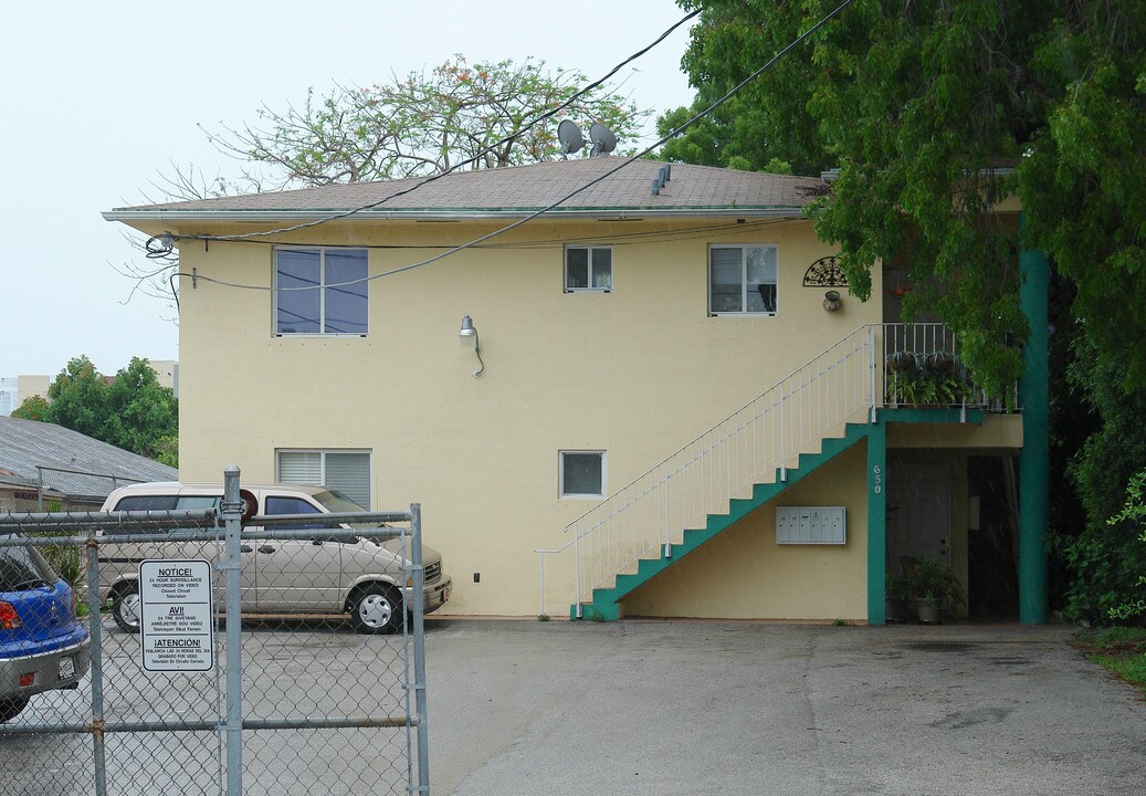 650 SW 9th St in Miami, FL - Building Photo