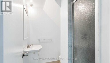 1192 Oxford St in Oshawa, ON - Building Photo - Building Photo