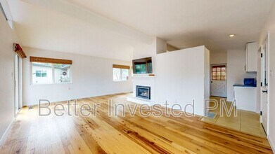 2061 Woodside Dr in Santa Rosa, CA - Building Photo - Building Photo