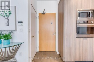 11 Wellesley St W in Toronto, ON - Building Photo - Building Photo