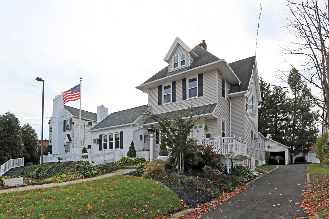 Seven Gables in Hatboro, PA - Building Photo