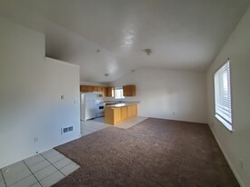 695 John Adams Pkwy, Unit 2 in Idaho Falls, ID - Building Photo - Building Photo