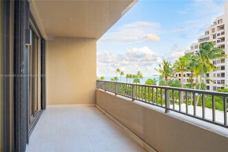 251 Crandon Blvd in Key Biscayne, FL - Foto de edificio - Building Photo