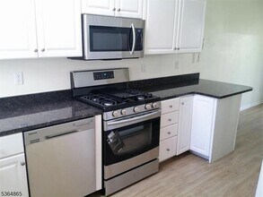 1310 Grandview Ct in Hanover, NJ - Building Photo - Building Photo