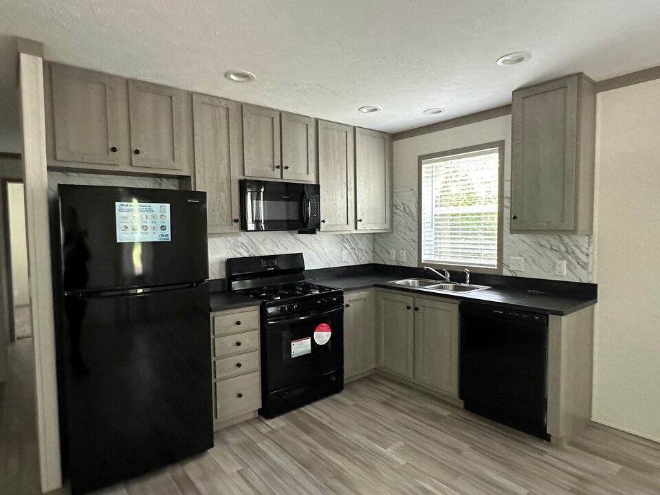 1080 Colonial Trail in Kalamazoo, MI - Building Photo