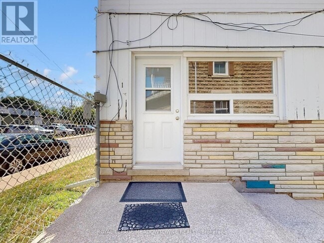 12 Wesleyan St in Halton Hills, ON - Building Photo - Building Photo