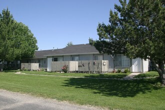 Bradlee Park Apartments in Le Roy, IL - Building Photo - Building Photo