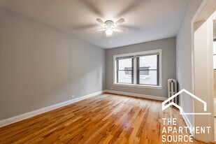 1154 N Dearborn St, Unit 214 in Chicago, IL - Building Photo
