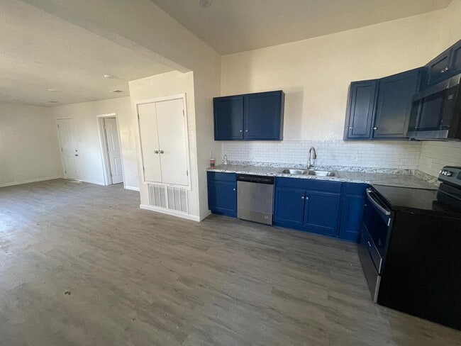 property at 704 E Harvey Ave