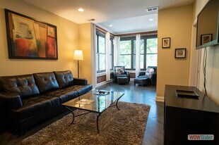 2104 W Roscoe St, Unit 2 in Chicago, IL - Building Photo