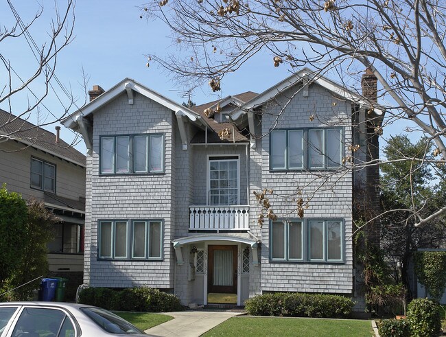 1381 Versailles Ave in Alameda, CA - Foto de edificio - Building Photo