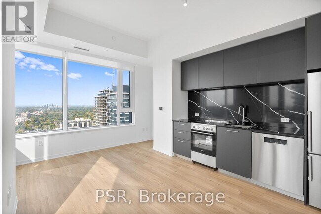 101 Roehampton Ave in Toronto, ON - Building Photo - Building Photo