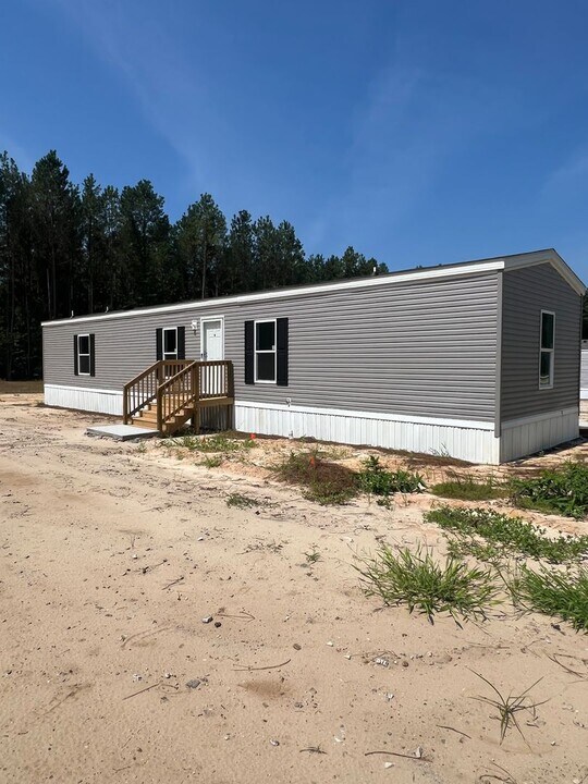 996 Evergreen Dr in Galivants Ferry, SC - Building Photo